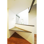 吹抜けを見下ろすコーナーとしてのユーティリティ