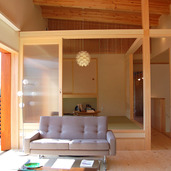 皆野の家／２階リビングに繋がる広い外部デッキのある家