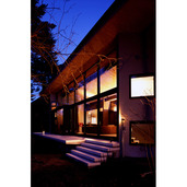 部屋の中から光がこぼれるテラス