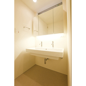 水栓が2ヶ所ある洗面台