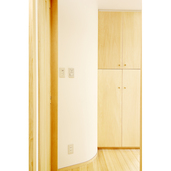 狭小間取りを感じさせない柔らかな曲面壁