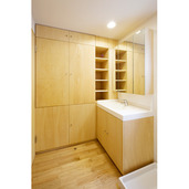 木の収納に囲まれた洗面