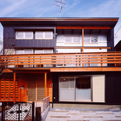 ガルバリウム鋼板と木を用いた外観