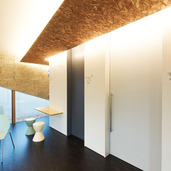 動物病院待合室天井の間接照明