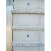 RCの小たたき（ハツリ）仕上げの外壁とセパ穴