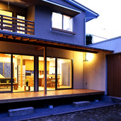 夕涼み以外にも、日向ぼっこや客寄せもできる広い縁側