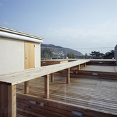 段々デッキのある屋上テラス