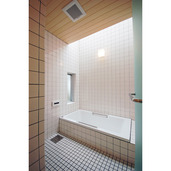 トップライトのある浴室