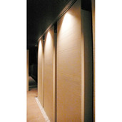 光源を隠す連続した壁面照明（ウォールウォッシャー）