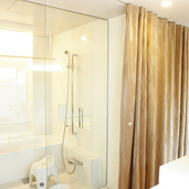 ガラス吊引戸の浴室入口