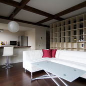 部屋を間仕切る収納棚