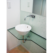 カウンターには強化ガラスを採用