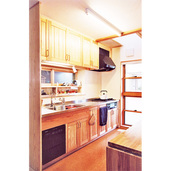 地元のスギ材を使った造り付け流し台