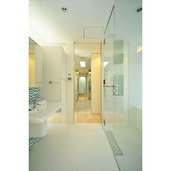 ガラスの箱の扉は全て引戸で構成