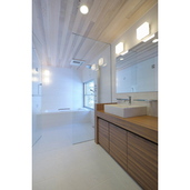 木天井のパウダールームと一体化した広い浴室