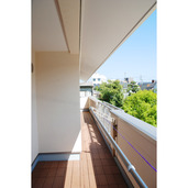 深い軒のバルコニー