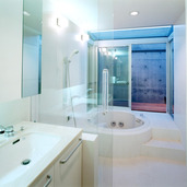 バスコートに面する円形バス設置浴室