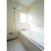 真っ白で清潔感のある浴室