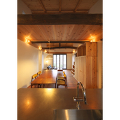 自然素材に囲まれた明るいリビングダイニングキッチン