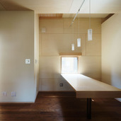 1本足のダイニングテーブル