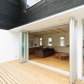 リビング開口いっぱいのデッキテラス