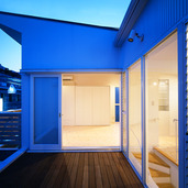 リビングと寝室をつなぐテラス