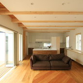 天井高さ2.7Mの居間・食堂・台所一体空間