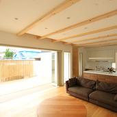 ガレージの背壁で開放的で落ち着くコートテラスを形成