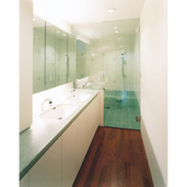 洗面所と連なる透明感のある浴室