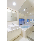 斜め天井で狭いながらも開放的な洗面・浴室