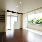 土間蓄熱暖房を採用したリビングダイニング