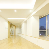 間接照明によって浮かび上がる空間