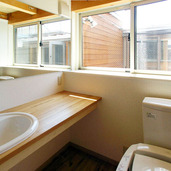 中庭に面した洗面室