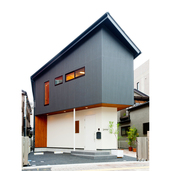 素材の組み合わせで表情あるエントランスに