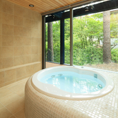 木々の香りに包まれる浴室