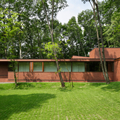 外壁にレンガをつかって、シンプルモダン。3