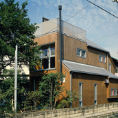 まち並みにとけ込むウッディな外観