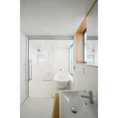 ガラス戸で広々空間 バスルームと洗面スペース