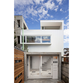 西側から見た外観