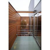 吹き抜けと明るい２Fデッキ