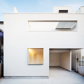 白い外壁がモダンな印象の外観