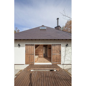 小さな山荘‐鎧戸を開けると、テラスと一体となる