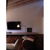 モダンな家具の似合うリビング