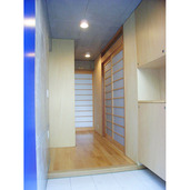 内装は木材の柔らかいイメージに