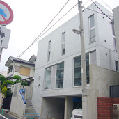 コンクリート打ちっぱなしの印象的な外観