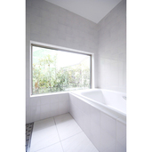 風呂の中から緑が見える