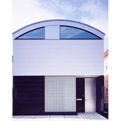 腰壁を黒く、浮いたイメージの住まい