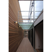 空を見上げる明るいウッドデッキ