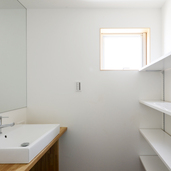 可動式の棚がある洗面スペース