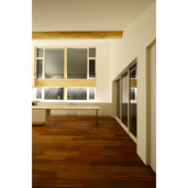 陰影をかもし出す間接照明